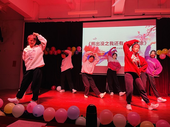 说明: C:\Users\Administrator\Desktop\九州·体育(中国)官方网站举办2021年迎新文艺表演大赛2021.12.15\九州·体育(中国)官方网站举办2021年迎新文艺表演大赛2021.12.15\4.jpg